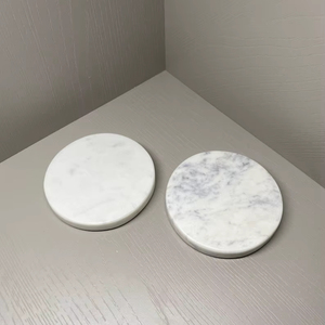 Posavasos Redondos de Mármol Blanco con Almohadillas de Fieltro, Protección Moderna para Mesa - Product Image 1