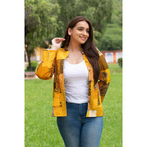เสื้อแจ็คเก็ตผ้าไหมสีเหลืองสำหรับสุภาพสตรี แบบควิลท์ กลับด้านได้ ปักโลโก้ตามสั่ง สไตล์อเมริกัน ผ้าไนลอน แขนสั้น สำหรับฤดูใบไม้ผลิและฤดูใบไม้ร่วง - Product Image 5