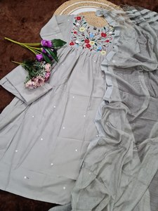 Ensemble élégant de kurta Anarkali gris avec broderie florale et dupatta doux pour femmes - Product Image 5