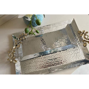 Plateau de serveur alimentaire rectangulaire Plateau martelé argenté élégant avec poignée en métal doré pour les fournitures de gros en Inde - Product Image 5