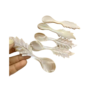 ช้อนขนมหวานมุกแท้ขนาด 10 ซม. พรีเมียม ด้ามจับรูปใบไม้ ดีไซน์เฉพาะ งานฝีมือ ช้อนมุกแท้ ขายส่ง งานหัตถกรรม - Product Image 1