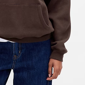 Sweat-shirt pour femmes modernes avec un aspect uni et propre, service OEM pour les acheteurs en gros, coupe ample avec poches kangourou et logo personnalisé - Product Image 4