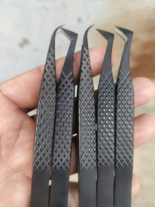 TWEEZER WORLD Service OEM Pince à cils noire incurvée et volume de démarrage Acier inoxydable 2025 avec caractéristiques de cils pointus - Product Image 1