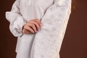 Chemisier brodé ukrainien tendance pour femme, haut décontracté en coton blanc brodé de fleurs, style ukrainien - Product Image 3