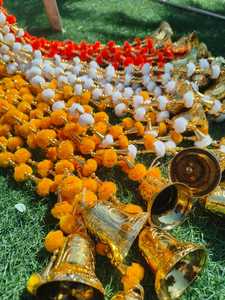 घंटी पार्टी के साथ पोम्पोम बीड स्ट्रिंग की आपूर्ति त्योहार होली दिवाली मंदिर सजावट के विचार रंगीन माला मंच की पृष्ठभूमि