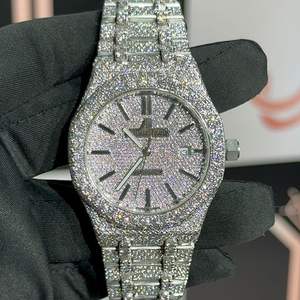 Reloj de Moda de Lujo para Hombre y Mujer con Movimiento Ronda, Caja de Acero Inoxidable, Cristal y Puntero, con Moissanita de 45.00CT con Corte de Diamante - Product Image 3