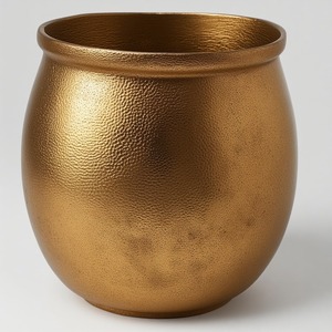 Pot de tuyau décoratif antique en laiton doré fait à la main rustique parfaitement conçu pour un style de jardin saisonnier élégant - Product Image 1