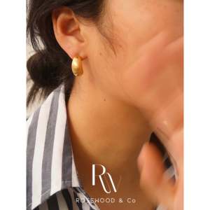 Orecchini a Mezza Cerchio con Finitura Opaca e Borchie Sottili - Product Image 4