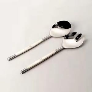 Ensemble de service à salade en bois avec poignée ronde, ensemble de serveurs à salade en acier inoxydable poli argenté, ensemble d'ustensiles de cuisine pour le dîner - Product Image 2