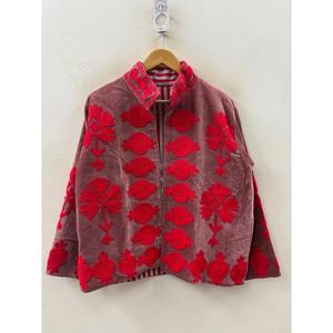เสื้อแจ็คเก็ตบอมเบอร์กำมะหยี่ปักลายซูซานีแบบกลับด้านได้ รุ่นกุลบาร์ฮาร์ สีชมพูอมแดงเข้ม งานฝีมือจากไจปุร์ สีแมนดาริน - Product Image 3