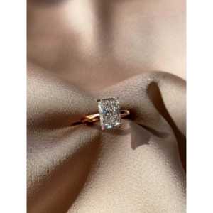 Anillo de Diamante Cultivado en Laboratorio con Corte Radiante de 3.51 Quilates, Oro Rosa de 14K, Halo Oculto, Solitario, Certificado IGI E/VVS2 - Product Image 5