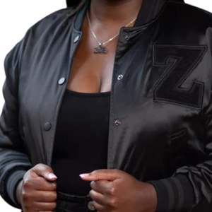 Blouson aviateur en satin noir avec lettres grecques en relief Vêtements d'extérieur de sororité unisexe pour la mode grecque élégante et décontractée - Product Image 3