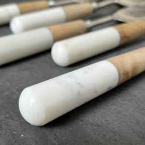 Services de table de haute qualité en acier inoxydable poli miroir, couverts de service à salade, manche en résine colorée, métal durable - Product Image 3