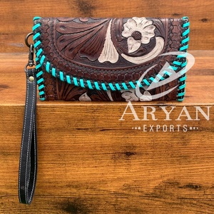 Étui de téléphone portefeuille à sculpture usiné à la main à motifs occidentaux Collection élégante de portefeuille pochette à bracelet en cuir occidental à usages multiples - Product Image 1