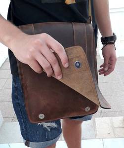 Sac à bandoulière en cuir long et tendance avec logo personnalisé de haute qualité pour hommes et femmes LMB-0030 - Product Image 4