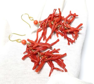 Pendientes de palo de coral natural italiano de oro de 14K Pendientes de tuerca de racimo de coral rojo - Product Image 1