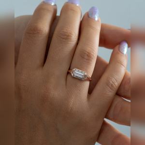 Anillo de Diamantes Baguette de Oro de 10K, 14K y 18K, Plata y Platino, Estilo Sello, Joyería de Compromiso de Lujo, Proveedor Mayorista - Product Image 3