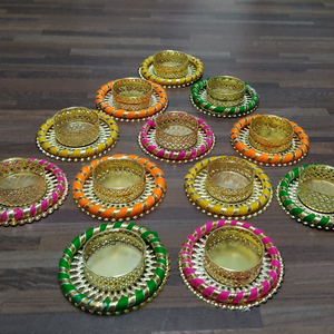 ที่ใส่เทียนทำมือสำหรับตกแต่ง Diwali เชิงเทียนสไตล์อินเดียที่ใส่เทียนลายดอกไม้ชาโลหะสามารถวางเทียนคริสต์มาส - Product Image 1