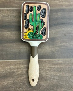 Brosse à cheveux rustique Chic poignée en cuir usiné pour Glam sans effort véritable peigne à cheveux en cuir artisanal accessoires de cheveux cadeau pour elle - Product Image 1