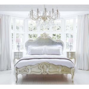 Lit en bois massif français Sylvia Sassy avec finition blanc et or antique, style sculpté à la main - Product Image 2