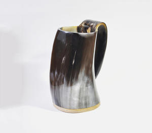 Mug en corne à boire viking artisanal de qualité supérieure avec une finition authentique en grain naturel gris et noir, style nordique traditionnel - Product Image 1