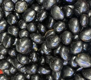 Fait à la main 20X25 Malachite Coussin Sculpture IGI Certifié Noir Tourmaline Gemmes pour Bijoux Élégants Cadeaux De Noël En Vrac Gemmes En Vrac - Product Image 1