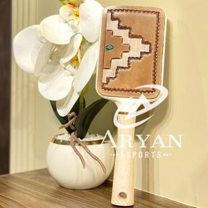 Brosse à cheveux rustique Chic poignée en cuir usiné pour Glam sans effort véritable peigne à cheveux en cuir artisanal accessoires de cheveux cadeau pour elle - Product Image 1