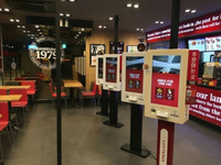 Kiosque de paiement de commande alimentaire en libre-service avec imprimante thermique et terminal pos avec logiciel