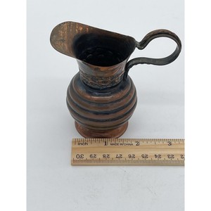 Jarra de cobre metálico que aporta elegancia atemporal a cualquier cocina, combinando la artesanía de los tiempos antiguos con beneficios para la salud modernos. - Product Image 3