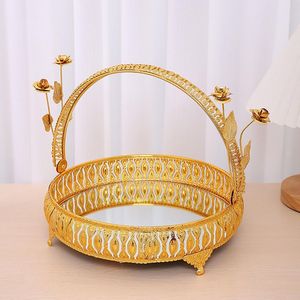 Plateau décoratif en métal doré pour le ramadan, parfait pour une utilisation comme centre de table et plat de service pendant les soirées saintes du ramadan - Product Image 4