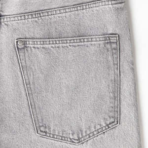 กางเกงยีนส์ขาสั้นผู้ชาย ผ้าฝ้ายเนื้อแน่น ระบายอากาศได้ดี เอวยืดหยุ่น ปรับแต่งสีและโลโก้ได้ เหมาะสำหรับใส่ลำลองในฤดูร้อนและออกกำลังกาย - Product Image 2