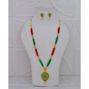 สร้อยคอจี้สไตล์อัสสัมแบบดั้งเดิม ชุบทองอย่างดี ประดับด้วยลูกปัดสีแดงและสีเขียว สำหรับผู้หญิง สร้อยคอแฟชั่นแบบขายส่ง - Product Image 1