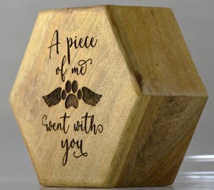 Urne imprimée de patte de chien sculptée en bois hexagonal pour cendres d'animaux domestiques - Product Image 1