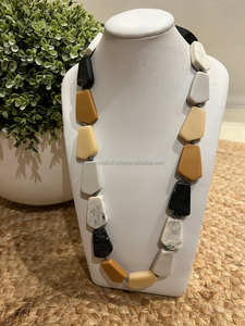 Collier en résine de bijoux magnifiques et à la mode Vente chaude de l'Inde Collier noir et blanc fait à la main pour les filles et les femmes - Product Image 5