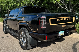 Vehículo Usado a Precio Accesible - Volante a la Izquierda |   Volante a la derecha |   BANDITTSS-THEMEDDSS 2024 G M C HUMMERRRSSS EV 3X PICKUPPPSS - Product Image 3