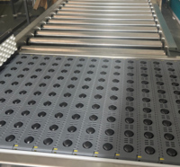 Convoyeur à bande modulaire à rouleaux en plastique durable avec cadre en acier inoxydable pour ligne de transformation alimentaire, transport automatisé de boîtes