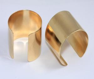 Brazalete de latón chapado en oro de alta calidad, pulsera de Joyería Moderna de diseño liso Simple personalizada para mujeres y niñas - Product Image 2