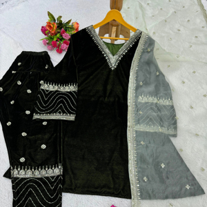 Ensemble haut et pantalon en velours de viscose pour soirée, de créateur indien, avec broderie lourde de fils et de sequins, et dupatta en soie organza - Product Image 1