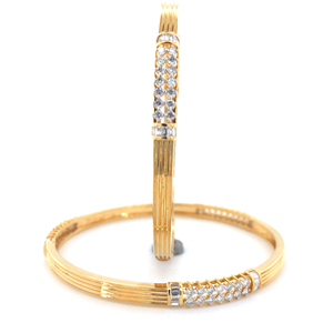 Oro amarillo de 14kt Pulseras y brazaletes texturizados con tachuelas de diamantes de 1.764 quilates Diamantes naturales Baguette redondos certificados por IGI - Product Image 2