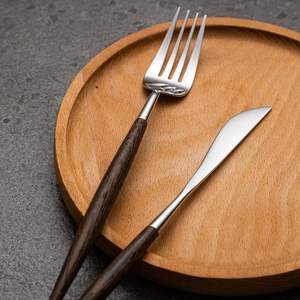 Juego de Cubiertos de Acero Inoxidable de Diseño Único con Mangos de Madera, Perfecto para Comedores Contemporáneos y Comidas Informales - Product Image 6