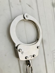 กุญแจมือเหล็กกล้าคาร์บอนแบบปิด  ระบบล็อคสองชั้น  กุญแจมือสแตนเลส  สำหรับฝ่ายรักษาความปลอดภัย - Product Image 2