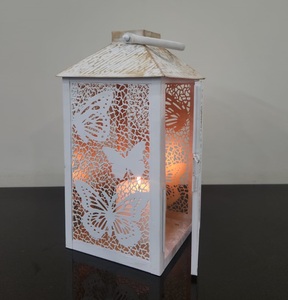 Lanterne de jardin extérieure de conception de maison agréable avec support en métal durable de motif de papillon blanc pour le support de bougie de Noël et de pilier - Product Image 2