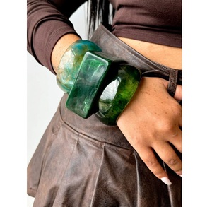 Bracelets larges élégants en résine pour femmes avec finition haut de gamme, imperméables et personnalisables – Bijoux stylés pour des looks affirmés - Product Image 2