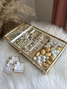 Boîte à bijoux en laiton et en verre ornée d'une couleur or rayonnante élégamment conçue dans une forme rectangulaire à des fins de cadeau - Product Image 4