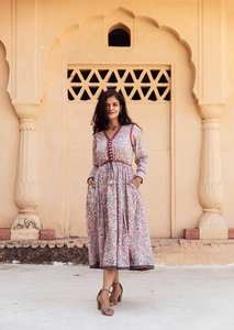 Robe midi bohème Venus, fabriquée à la main, en coton pur, imprimée à la main, à motifs floraux, décontractée, occasionnelle, beige rose, mode éthique - Product Image 2