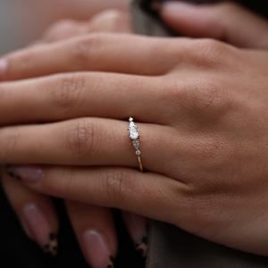 Bague de fiançailles CZ blanche coupe ovale 8x6mm | Bague de promesse à trois pierres pour femme | Fournisseur de bijoux d'anniversaire de mariage en argent 925 - Product Image 6