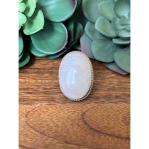 Anillo Reda Galvan con Incrustaciones de Piedras Lunares, Moderno y Elegante, con Baño de Oro Rosa, Talla 8, Regalo Perfecto - Product Image 1