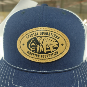 Parche con logotipo de cuero personalizado Ri 112 gorra de camionero OEM azul marino blanco malla y línea de costura en el ala 2 ojales para salidas de muchos estilos - Product Image 2