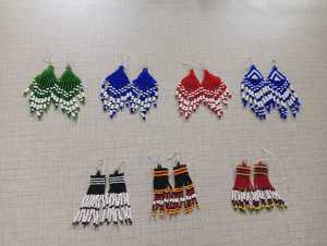 Pendientes colgantes con cuentas de semillas de aleación hechos a mano hechos a medida, ligeros y coloridos para agregar un toque elegante y juguetón a cualquier fiesta de atuendo - Product Image 2