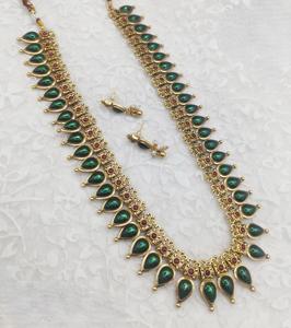 Ensemble ras-de-cou traditionnel Kundan en or antique avec diamant et émeraude Ensemble collier et boucles d'oreilles Ensemble de mariage pour femmes - Product Image 1